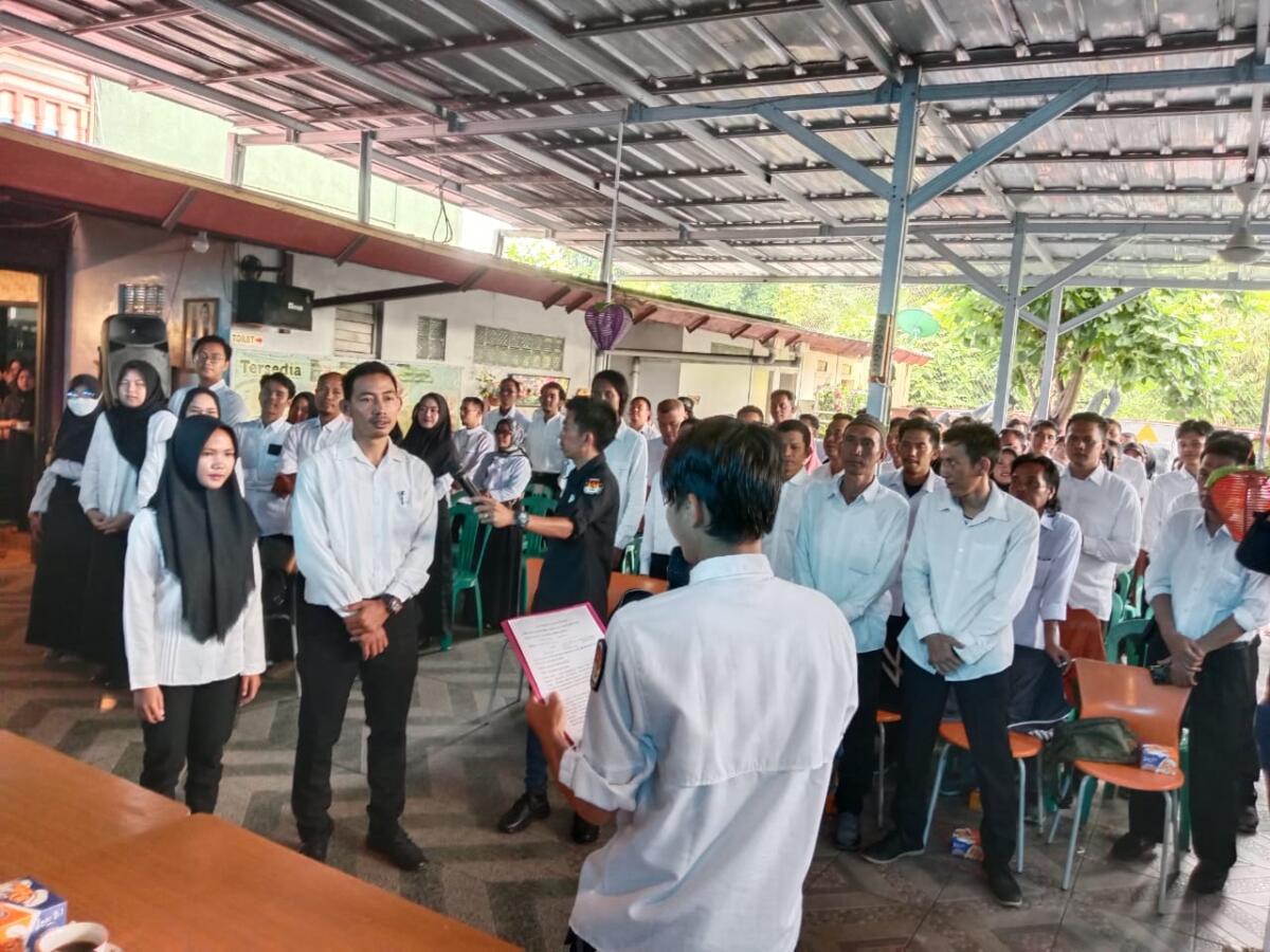 Ketua PPS Tanjung Baru, Ardiansyah melantik Anggota KPPS pada sesi pagi