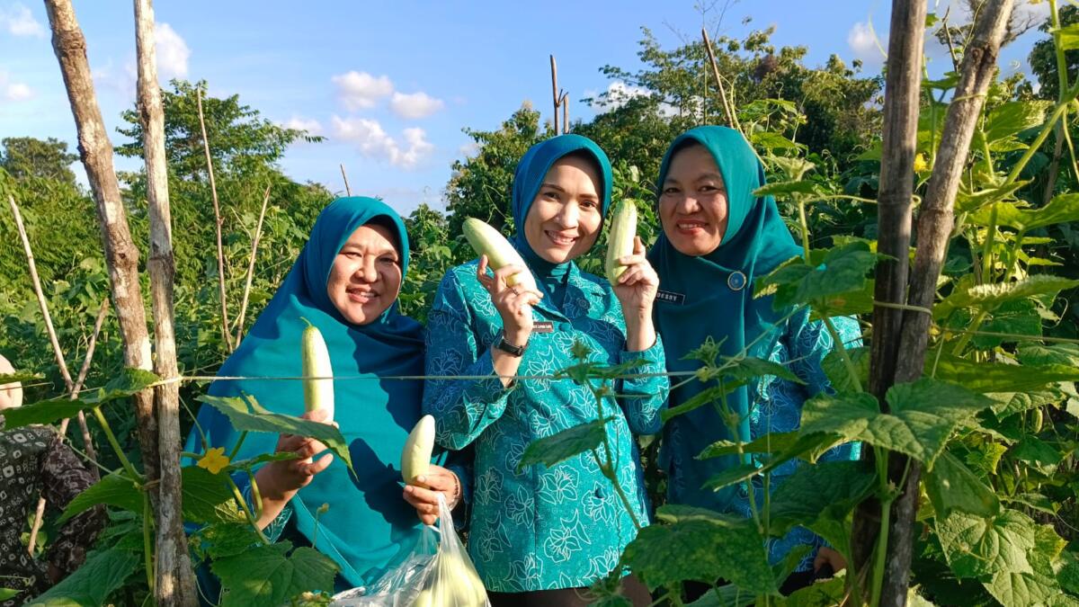PJ Ketua PKK Kabupaten OKU, Hj Zwesty Karenia (Tengah), Ketua PKK Baturaja Timur, Elyana Sumarni (Kiri) dan Ketua PKK Tanjung Baru, Dessy Aryani (Kanan)