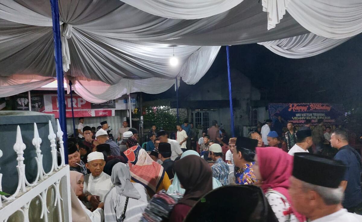 Mereka yang hadir di Ultah ke-42 Yenny Elita SPd MM (anggota DPRD Sumsel) mendapatkan bingkisan menarik