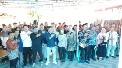 PESERTA Bimtek KPPS Desa Tanjung Baru Kecamatan Baturaja Timur foto bersama Anggota KPU OKU Divisi SDM, Mario Restu Prayogi