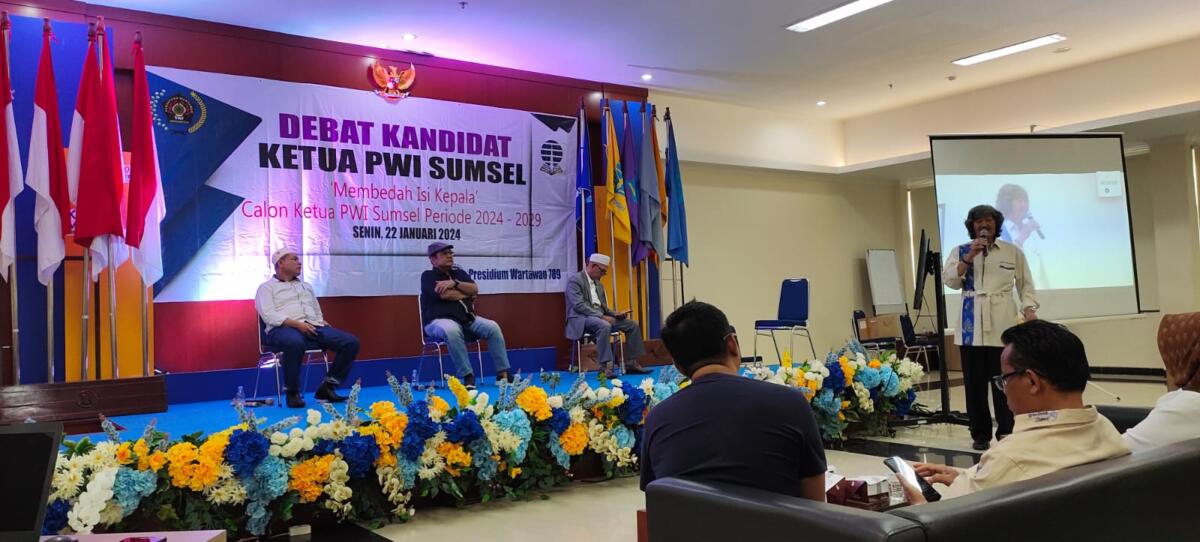 Tiga kandidat Ketua PWI Sumsel 2024 saat paparan visi dan diskusi di Aula Universitas Terbuka Palembang. foto dok panitia debat