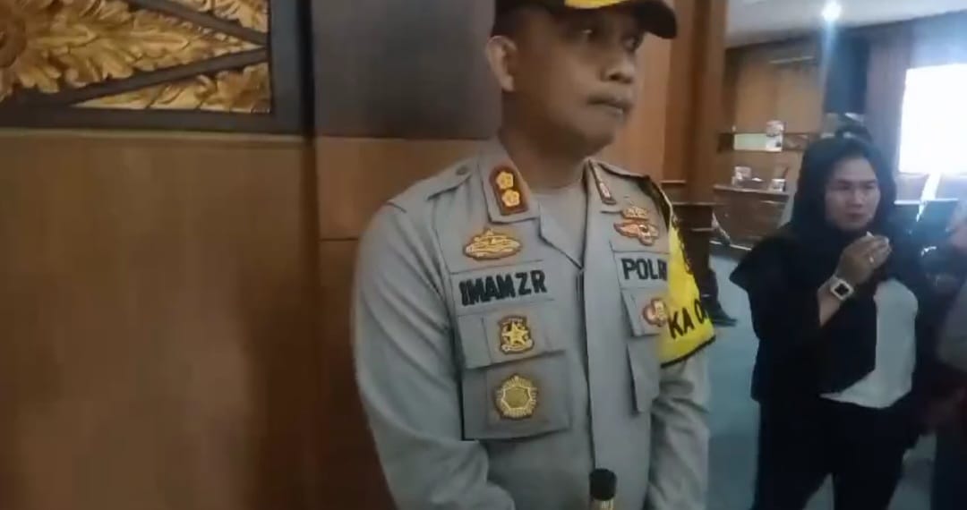 Kapolres OKU AKBP Imam Zamroni SIK MH saat memberikan pernyataan kepada wartawan di Mapolres OKU, Senin siang (4/3/2024). foto tangkapan layar video wawancara