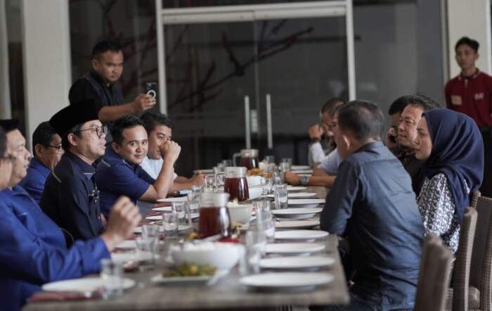 Suasana makan siang bersama YPN dan Yenny Elita bersama rombongan