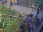 Salah seorang korban penumpang dari Bus Putra Sulung yang ditabrak Kereta Api tampak tidak bergerak