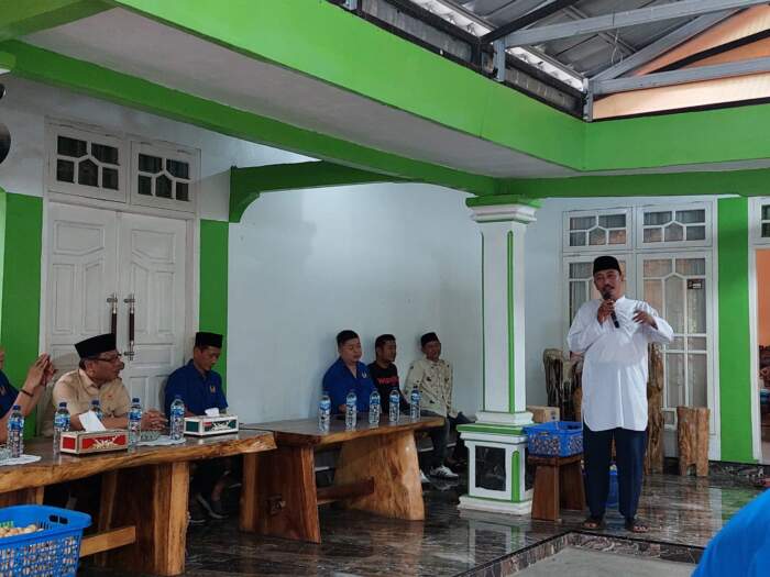 Ustadz HM Teguh (baju putih) saat menyampaikan tausiyah menjelang berbuka puasa