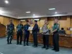 Pj Bupati OKU H Teddy Meilwansyah menyerahkan 5 Raperda dari eksekutif kepada Ketua DPRD OKU, H Marjito Bachri