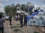 Pansus DPRD LKPj Bupati OKU 2024 sedang meninjau salah satu proyek yang mangkrak. foto ist