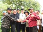 Gubernur Sumatera Selatan H Herman Deru dìdampingi Bupati Muara Enim H Edison dan Bupati Pali, Asgianto bersama tokoh masyarakat saat meninjau akses jalan penghubung antar kabupaten kota yang lama terbengkalai, Selasa (13/05/2025).