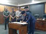 Penandatanganan Berita Acara Pembahasan LKPj Bupati OKU 2024 dalam Rapat Paripurna, Rabu, 14 Mei 2024.
