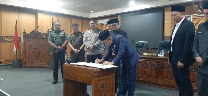 Penandatanganan Berita Acara Pembahasan LKPj Bupati OKU 2024 dalam Rapat Paripurna, Rabu, 14 Mei 2024.