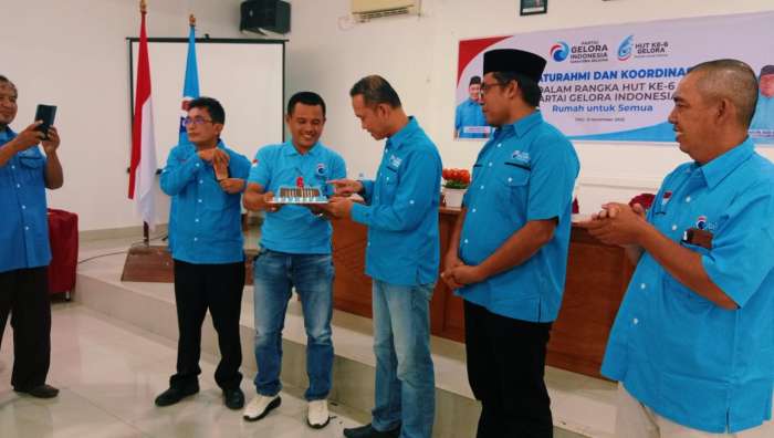 Ketua DPW Partai Gelora Erza Saladin dìdampingi Ketua DPD Partai Gelora OKU, Hamsin Aidi potong tumpeng menandai HUT ke-6 partai besutan Wamenlu Anis Matta. Foto ist