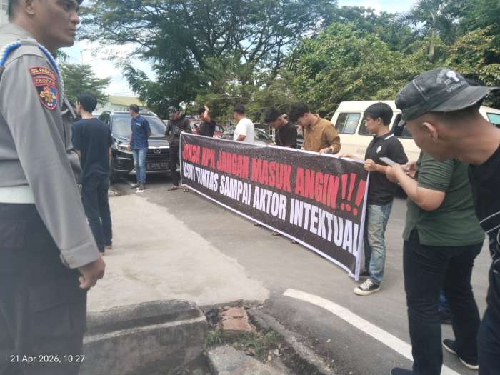 Massa FPR OKU yang menggelar aksi di PN Palembang 1A Khusus mengingatkan KPK agar tidak tebang pilih dalam penanganan kasus Pokir DPRD OKU, Selasa (21/04/2026). foto ist