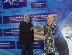 Novalina (kiri) menerima bingkisan dari DPD PAN OKU. foto win