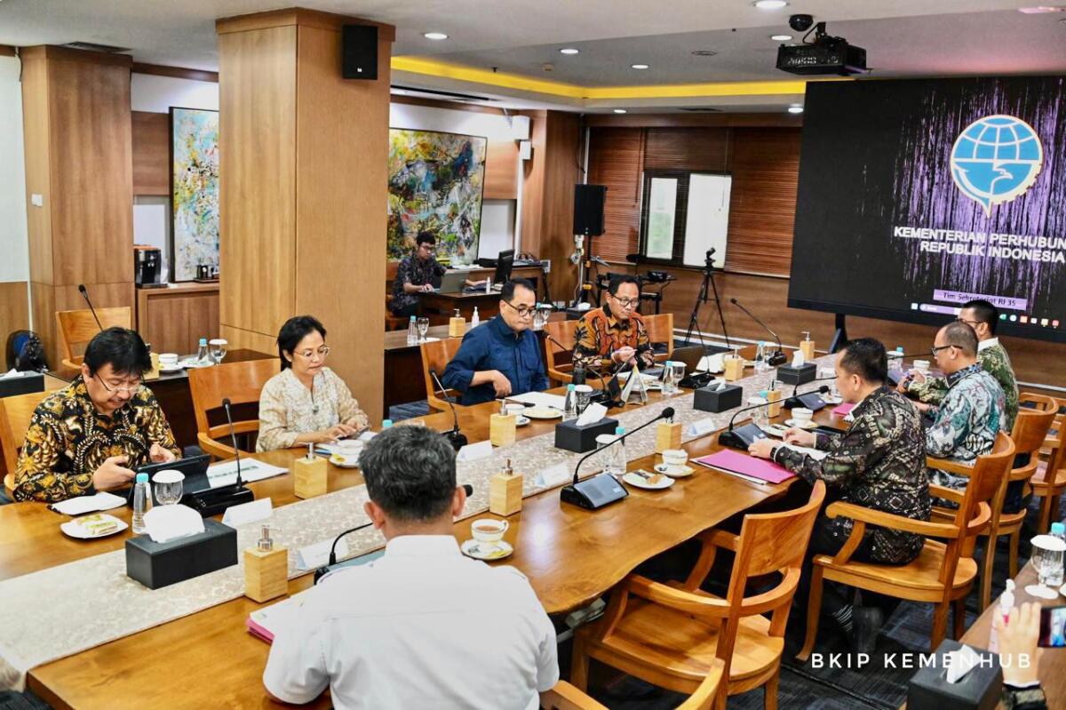 Suasana audiensi antara Pj Gubernur Sumsel Agus Fatoni dan 6 bupati (Sumsel dan Lampung) dengan Menteri Perhubungan Budi K Sumadi, di Jakarta, Selasa (5/3/2024).