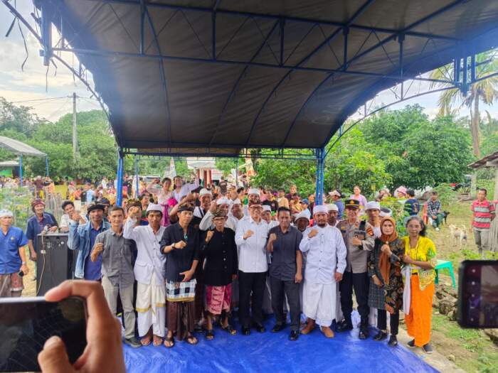 Pj Bupati OKU Teddy Meilwansyah bersama unsur pimpinan kecamatan Semidang Aji foto bersama saat hadiri perayaan Nyepi di Desa Panai Makmur, Minggu, 10 Maret 2024