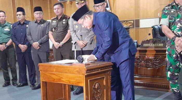 Ketua DPRD OKU H Marjito Bachri menandatangani hasil pembahasan Pansus LKPJ Bupati OKU 2023