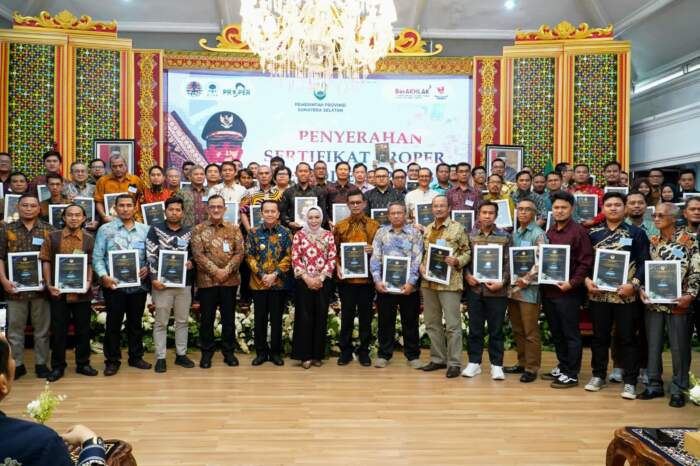Pj Gubernur Sumsel Agus Fatoni foto bersama para penerima sertifikat proper