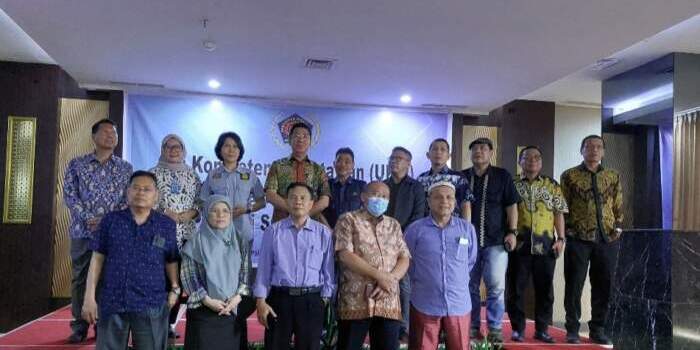 Direktur UKW PWI Pusat Firdaus Komar foto bersama Asisten II Pemprov Sumsel Ir Basyarudin Akhmad MSc dan para penguji UKW angkatan 45 dan 46 di Palembang
