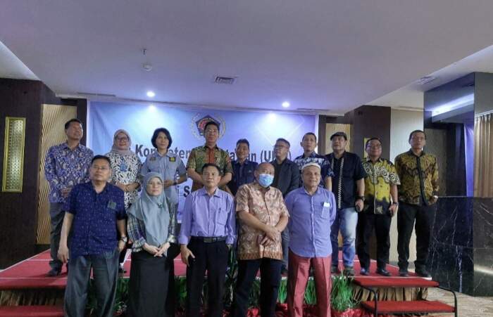 Direktur UKW PWI Pusat Firdaus Komar foto bersama Asisten II Pemprov Sumsel Ir Basyarudin Akhmad MSc dan para penguji UKW angkatan 45 dan 46 di Palembang