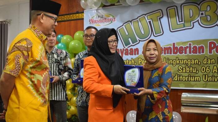 Sekdes Tanjung Baru, Asmara Dewi mewakili Kades Subri Bustan ST ketika mengambil plakat penghargaan, Sabtu, 6 April 2024.