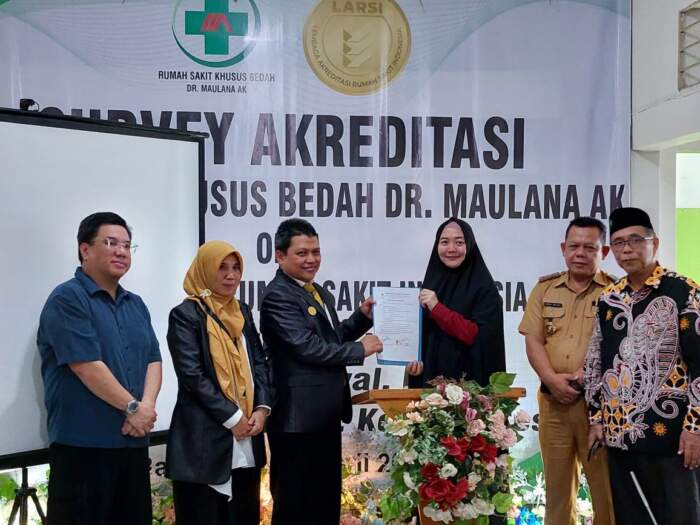 Foto bersama usai menandatangani berita acara serah kendali dari Direktur RS Khusus Bedah Muhammadiyah dr Maulana kepada tim surveyor