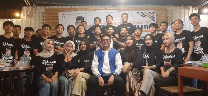 Elemen pemuda dan mahasiswa di OKU Raya foto bersama usai mendeklarasikan dukungan terhadap H Joncik Muhammad untuk maju di Pilgub Sumsel 2024