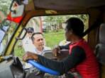 Pj Gubernur Sumsel Agus Fatoni ketika menghentikan mobil truk di jalan Palembang Betung