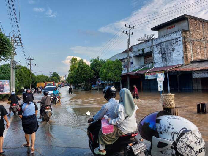 Luapan air sampai ke jalan lintas Garuda depan simpang suska. foto purwadi, Selasa, 7 Mei 2024, pukul 17.00 WIB