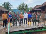 Tim dari PT Pertamina Geothermal Energy, Tbk., Area Lumut Balai turun ke lapangan meninjau banjir bersama jajaran Muspika Ulu Ogan. foto ist