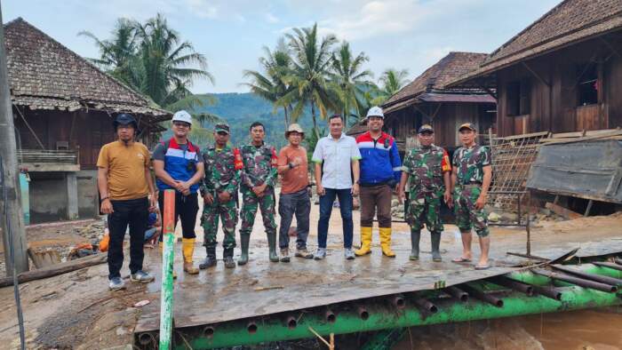 Tim dari PT Pertamina Geothermal Energy, Tbk., Area Lumut Balai turun ke lapangan meninjau banjir bersama jajaran Muspika Ulu Ogan. foto ist