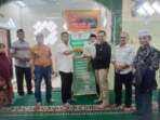 Ketua PDM OKU Prof Gribaldi menyerahkan sembako secara simbolis kepada kades Kedaton Muh