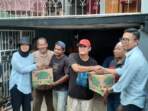Yenny Elita dan YPN menyerahkan bantuan banjir di Dusun Baturaja, Kelurahan Baturaja Lama, Baturaja Timur