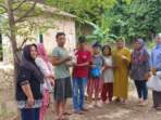 Ketua PKK Tanjung Baru Dessy Aryani SE MM dan rombongan menyerahkan nasi bungkus kepada Ketua RT 05 Dusun 7, Minggu, 26 Mei 2024