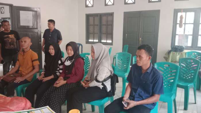 Petugas pendata dan sopir sedang memberikan keterangan di Kantor Desa Tanjung Baru