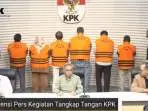 Keenam Tersangka 3 anggota DPRD OKU, Kadin PUPR Nop dan dua pihak pemborong ASS dan MFZ memakai rompi oranye saat konferensi pers di KPK, Minggu sore (16/3/2025).