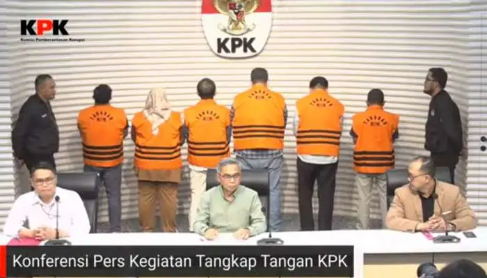 Keenam Tersangka 3 anggota DPRD OKU, Kadin PUPR Nop dan dua pihak pemborong ASS dan MFZ memakai rompi oranye saat konferensi pers di KPK, Minggu sore (16/3/2025).