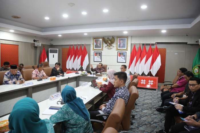Sekda Provinsi Sumatera Selatan H Edward Candra memimpin rapat koordinasi dan evaluasi Program Gerakan Sumsel Mandiri Pangan (GSMP) bersama Dinas Ketahanan Pangan dan Peternakan serta jajaran BUMN, BUMD dan swasta di Ruang Bina Praja, Kamis (24/04/2025)