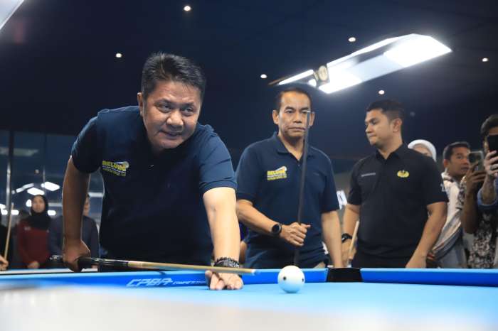Gubernur Sumatera Selatan H Herman Deru ketika mengikuti pertandingan eksibisi Relung Billiar Challenge Kapolda Cup 2025 di V Billiard and Resto, Jumat, 25 April 2025.