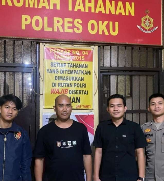Andi Dawam kaos hitam (kepala botak) dìamankan di Polres OKU, Selasa (29/04/2025).