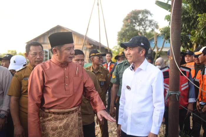 Gubernur Sumatera Selatan H. Herman Deru didampingi Walikota Palembang meninjau pengerjaan perbaikan Jalan Lettu Karim Kadir Gandus, Selasa (29/04/2025) yang viral beberapa waktu lalu.