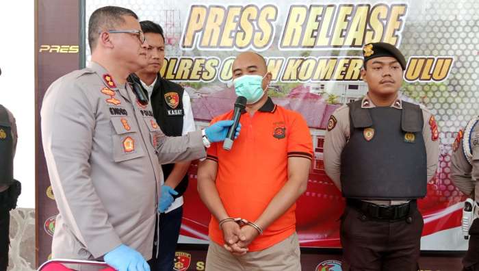 Kapolres OKU, AKBP Endro Ariwibowo, SIK MAP bertanya kepada Tersangka AD saat rilis kasus penggelapan uang Koperasi Karyawan Minanga Ogan, Rabu siang (30/04/2025) di Mapolres OKU. Foto jimy