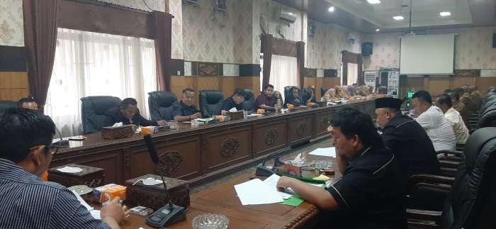 Suasana Rapat Badan Musyawarah (Banmus) DPRD OKU membahas kegiatan dewan termasuk usulan pelantikan Sahril Elmi sebagai Ketua DPRD OKU, Senin (5/4/2025) di Ruang Banmus DPRD OKU.