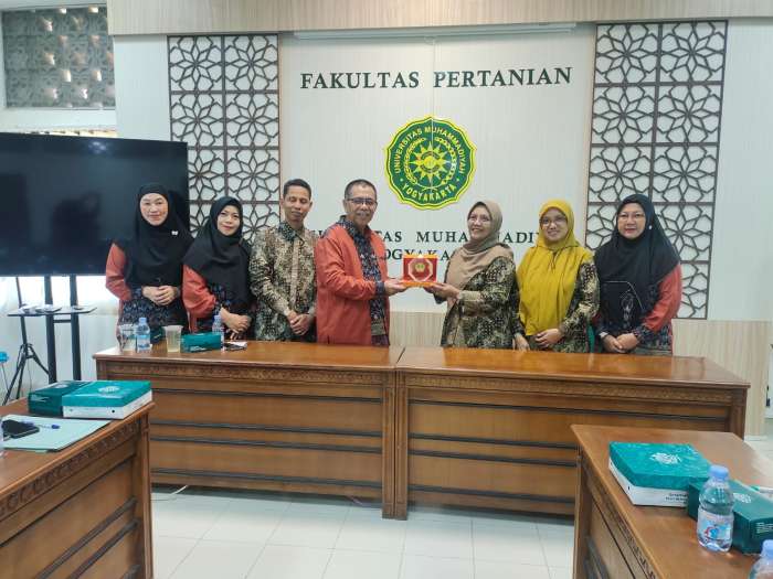 Dekan Fakultas Pertanian Universitas Baturaja (Unbara), Prof Dr Ir Gribaldi MSi (jaket orange) bertukar cinderamata dengan Wakil Dekan 2 Bidang SDM dan Keuangan Fakultas Pertanian Universitas Muhammadiyah Yogyakarta (UMY), Dr Susanawati SP MP, Kamis, 8 Mei 2025 di Ruang Seminar FP UMY. Foto ali Dekan Fakultas Pertanian Universitas Baturaja (Unbara), Prof Dr Ir Gribaldi MSi (jaket orange) bertukar cinderamata dengan Wakil Dekan 2 Bidang SDM dan Keuangan Fakultas Pertanian Universitas Muhammadiyah Yogyakarta (UMY), Dr Susanawati SP MP, Kamis, 8 Mei 2025 di Ruang Seminar FP UMY. Foto ali