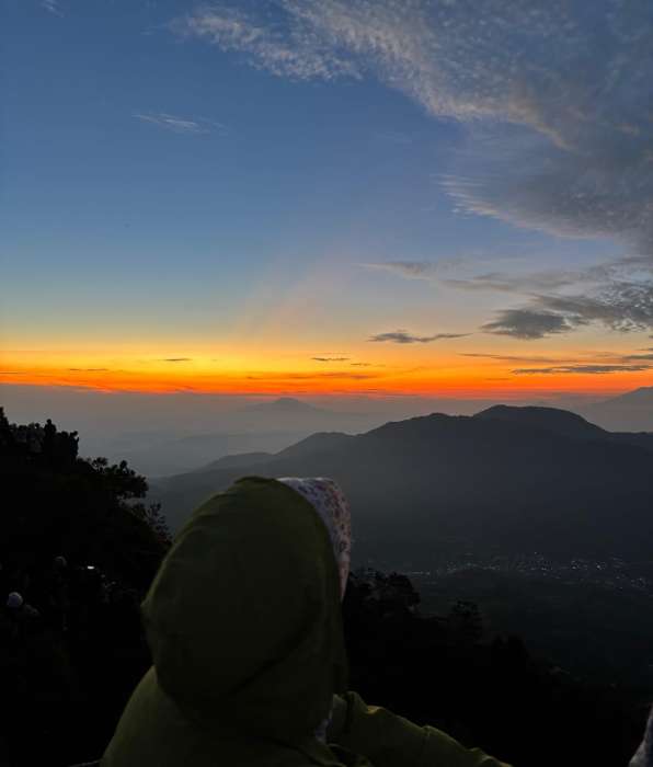 Menikmati Sunrise di Puncak Bukit Sikunir