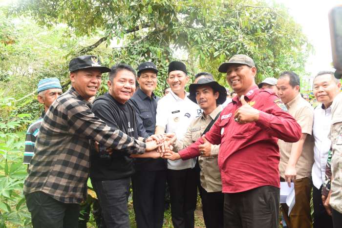 Gubernur Sumatera Selatan H Herman Deru dìdampingi Bupati Muara Enim H Edison dan Bupati Pali, Asgianto bersama tokoh masyarakat saat meninjau akses jalan penghubung antar kabupaten kota yang lama terbengkalai, Selasa (13/05/2025).