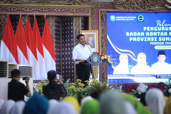 Gubernur Sumsel H. Herman Deru saat memberikan arahan dan sambutan pada pelantikan Pengurus BKMT Sumsel Periode 2025 - 2030 di Griya Agung.