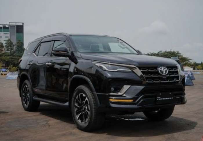 Ilustrasi mobil fortuner. foto tangkapan layar