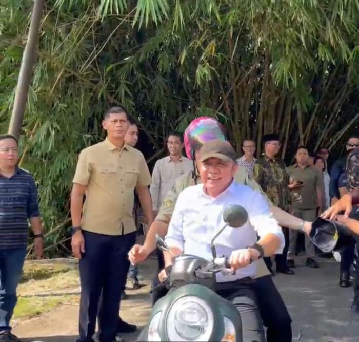 Gubernur Sumsel H Herman Deru mengendarai sepeda motor membonceng Wabup OKU H Marjito Bachri saat meninjau Sungai Ogan Mati di Gotong Royong, Baturaja.