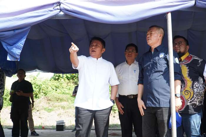 Gubernur Sumsel H Herman Deru ketika meninjau JSC untuk memastikan kemajuan pembangunan sirkuit Grasstrack dalam rangka persiapan tuan rumah Kejurnas 2025. foto humas pemprov