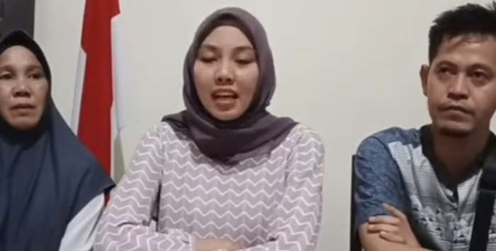 Narandia Adinda Putri (NAP) posisi duduk di tengah, saat memberikan klarifikasi. Foto tangkapan layar kanal youtube okusatu.id